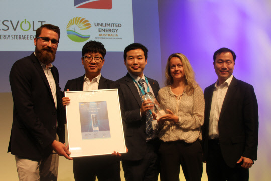 한화큐셀이 지난 6월 독일 뮌헨에서 진행된 '인터솔라 어워드 2018'에서 인터솔라 어워드를 수상했다. 한화큐셀 글로벌R&D팀과 글로벌 마케팅&커뮤니케이션팀이 수상 후 기념촬영을 하고 있다. <한화큐셀코리아 제공>